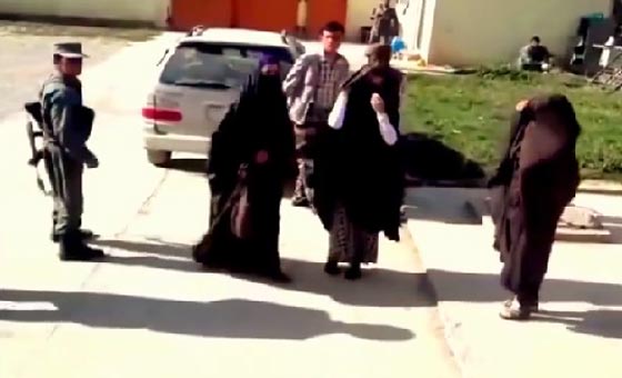 فيديو غريب.. نساء يعتدين على رجل زوّج طفلته لرجل مقابل ماعز ومؤن! صورة رقم 4