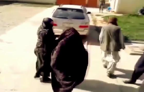 فيديو غريب.. نساء يعتدين على رجل زوّج طفلته لرجل مقابل ماعز ومؤن! صورة رقم 5