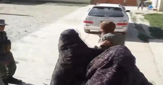 فيديو غريب.. نساء يعتدين على رجل زوّج طفلته لرجل مقابل ماعز ومؤن! صورة رقم 3