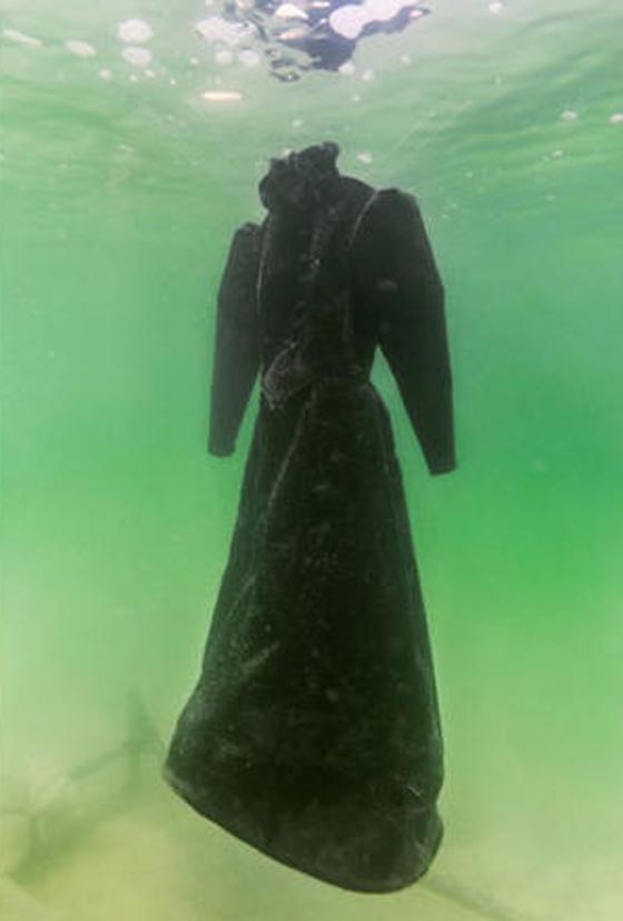 صور عروس الملح ترتدي فستانا كريستاليا من اعماق البحر الميت صورة رقم 3