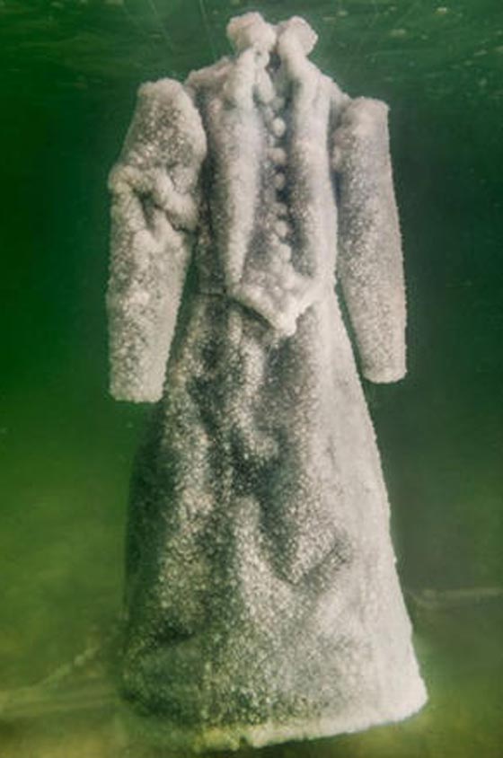 صور عروس الملح ترتدي فستانا كريستاليا من اعماق البحر الميت صورة رقم 5