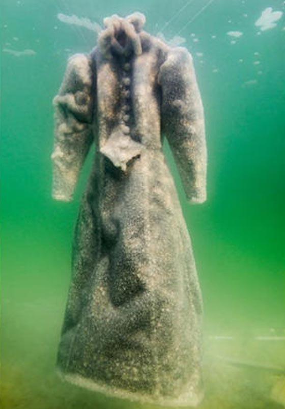صور عروس الملح ترتدي فستانا كريستاليا من اعماق البحر الميت صورة رقم 8