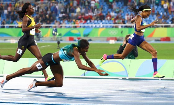 عداءة من الباهاما تطير فوق خط النهاية لتحصد ذهبية اولمبية صورة رقم 3