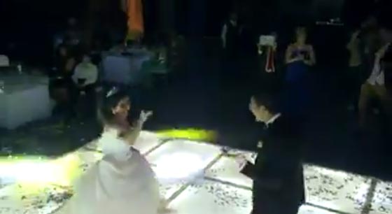 عروس تبتكر طريقة خاصة ومدهشة لاسعاد عريسها خلال الزفاف صورة رقم 1