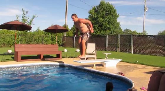 فيديو مضحك.. سلسلة من السقطات في حمامات للسباحة صورة رقم 1