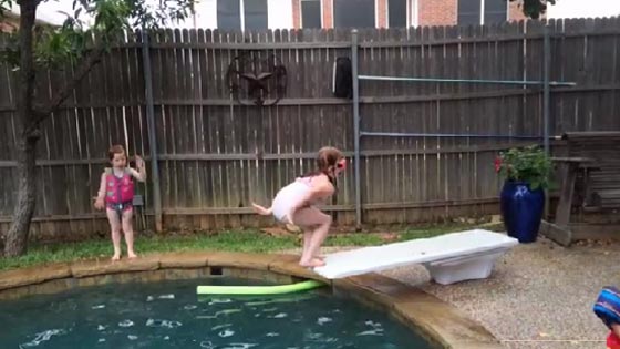 فيديو مضحك.. سلسلة من السقطات في حمامات للسباحة صورة رقم 6