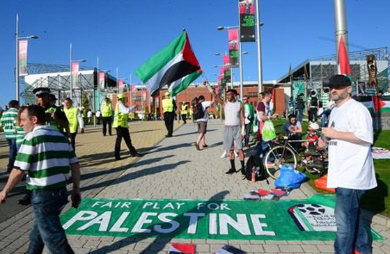 فريق اسكتلندي يرفع العلم الفلسطيني في مباراته مع فريق اسرائيلي صورة رقم 2
