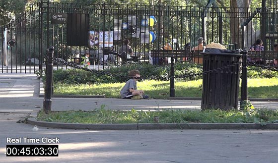 طفل يتوه 45 دقيقة في شوارع نيويورك دون ان يلتفت اليه احد!! صورة رقم 1