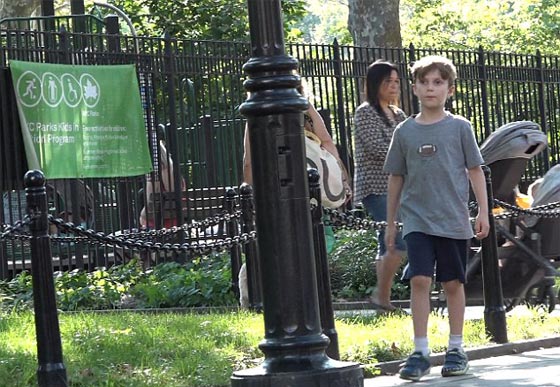 طفل يتوه 45 دقيقة في شوارع نيويورك دون ان يلتفت اليه احد!! صورة رقم 2