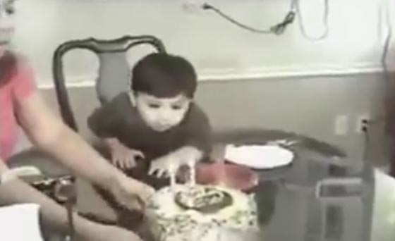 شاهد ماذا فعل طفل عندما اشعلت والدته الشموع في عيد ميلاده صورة رقم 1