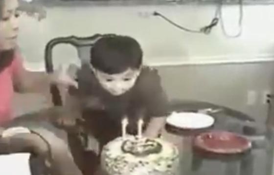 شاهد ماذا فعل طفل عندما اشعلت والدته الشموع في عيد ميلاده صورة رقم 2