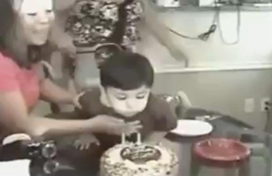 شاهد ماذا فعل طفل عندما اشعلت والدته الشموع في عيد ميلاده صورة رقم 3
