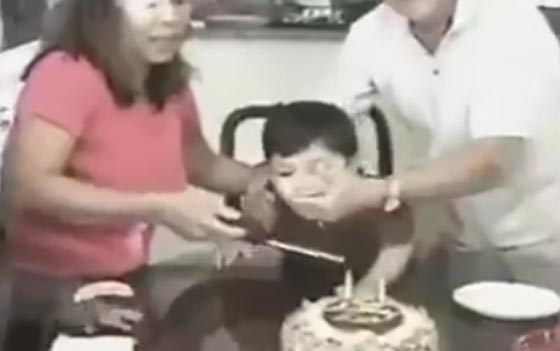 شاهد ماذا فعل طفل عندما اشعلت والدته الشموع في عيد ميلاده صورة رقم 4