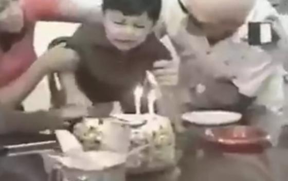 شاهد ماذا فعل طفل عندما اشعلت والدته الشموع في عيد ميلاده صورة رقم 5