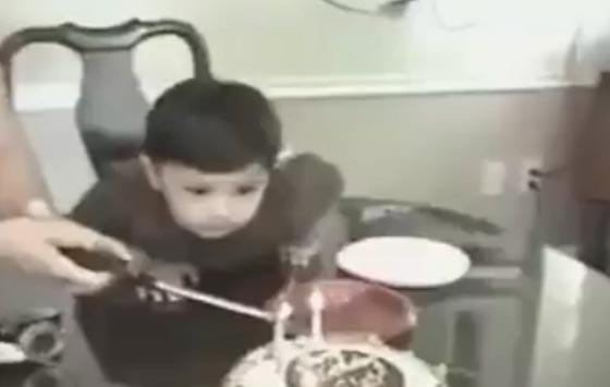 شاهد ماذا فعل طفل عندما اشعلت والدته الشموع في عيد ميلاده صورة رقم 6