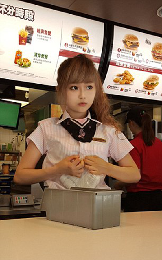  جاذبية موظفة في مطعم ماكدونالدز تجذب الزبائن من كل انحاء العالم صورة رقم 2