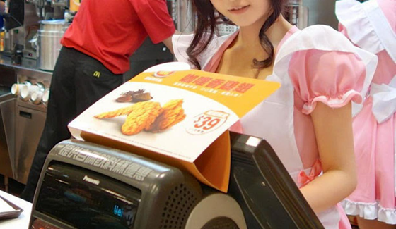  جاذبية موظفة في مطعم ماكدونالدز تجذب الزبائن من كل انحاء العالم صورة رقم 4