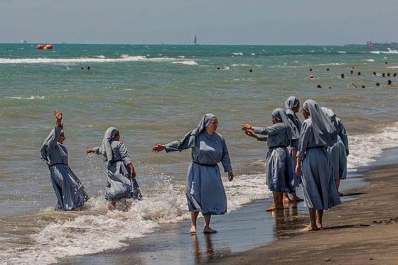 صورة راهبات على شاطئ البحر تفجر جدلا حول حظر البوركيني صورة رقم 1