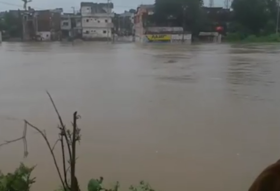 فيضانات الهند تخلف اكثر  من اربعين قتيلا.. وتشرد  مئات الالاف صورة رقم 1