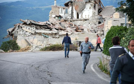 زلزال عنيف يقتل عددا من الايطاليين ويحاصر منهم الكثيرين صورة رقم 4