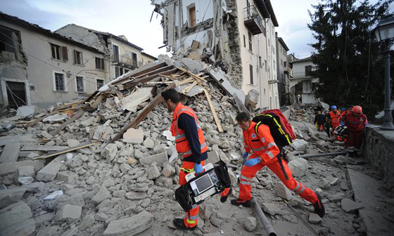 زلزال عنيف يقتل عددا من الايطاليين ويحاصر منهم الكثيرين صورة رقم 6