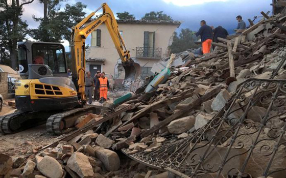 زلزال عنيف يقتل عددا من الايطاليين ويحاصر منهم الكثيرين صورة رقم 13