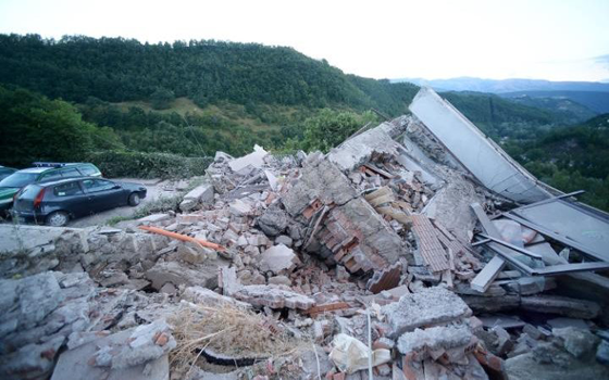 زلزال عنيف يقتل عددا من الايطاليين ويحاصر منهم الكثيرين صورة رقم 17