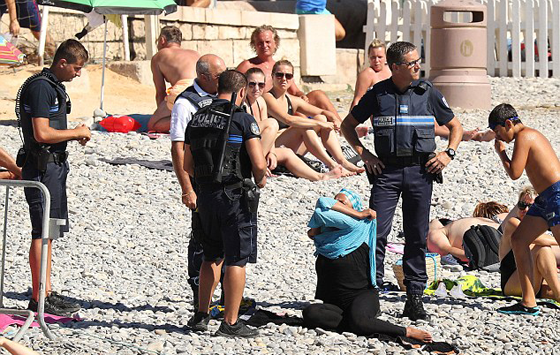 صور شرطة فرنسية تجبر مسلمة على خلع البوركيني امام اخرين!! صورة رقم 5