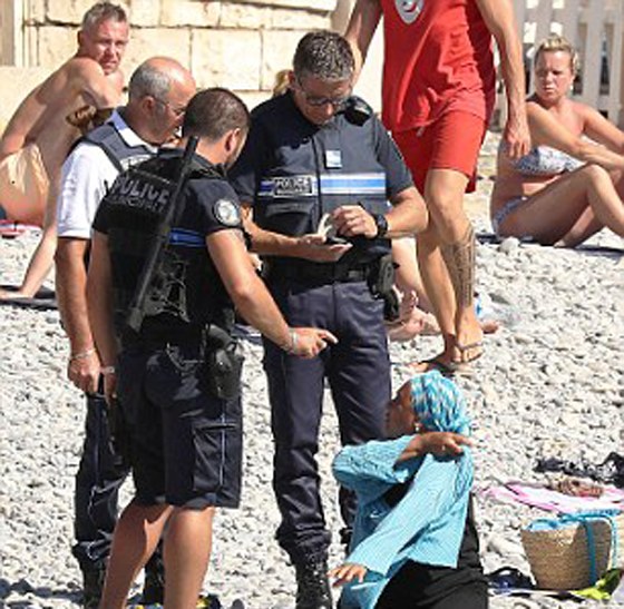 صور شرطة فرنسية تجبر مسلمة على خلع البوركيني امام اخرين!! صورة رقم 4
