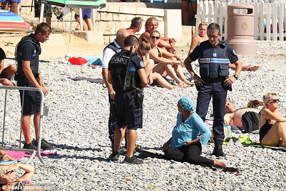صور شرطة فرنسية تجبر مسلمة على خلع البوركيني امام اخرين!! صورة رقم 3