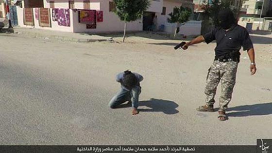 صور مؤلمة.. داعشي يعدم خفيرا مصريا وسط الشارع صورة رقم 1