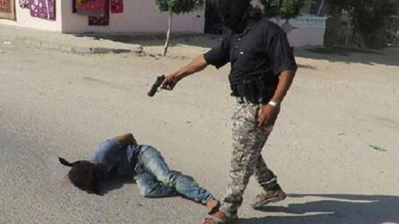 صور مؤلمة.. داعشي يعدم خفيرا مصريا وسط الشارع صورة رقم 2