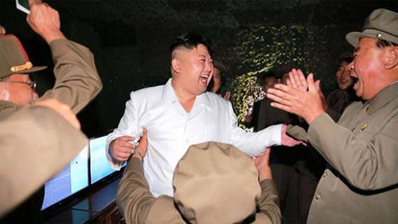 صور زعيم كوريا الشمالية يرقص طربا بعد اطلاق صاروخ بالستي صورة رقم 1
