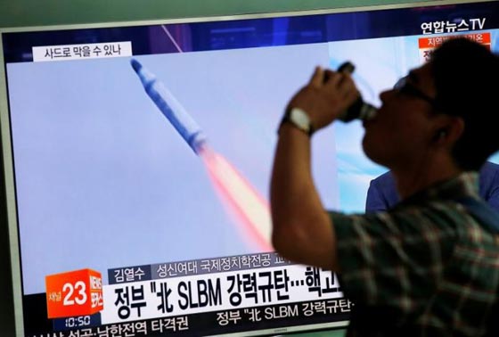 صور زعيم كوريا الشمالية يرقص طربا بعد اطلاق صاروخ بالستي صورة رقم 6