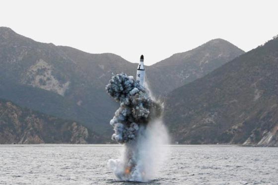 صور زعيم كوريا الشمالية يرقص طربا بعد اطلاق صاروخ بالستي صورة رقم 10