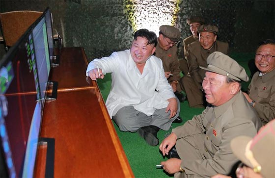 صور زعيم كوريا الشمالية يرقص طربا بعد اطلاق صاروخ بالستي صورة رقم 2