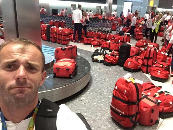 ما سر الحقائب الحمراء التي تسببت بازمة في مطار لندن صورة رقم 3