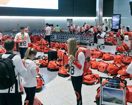 ما سر الحقائب الحمراء التي تسببت بازمة في مطار لندن صورة رقم 2