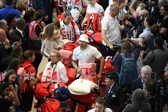 ما سر الحقائب الحمراء التي تسببت بازمة في مطار لندن صورة رقم 1
