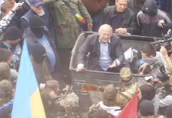 اوكرانيون يلقون الوزراء والمسؤولين الفاسدين في حاويات القمامة.. فيديو صورة رقم 2