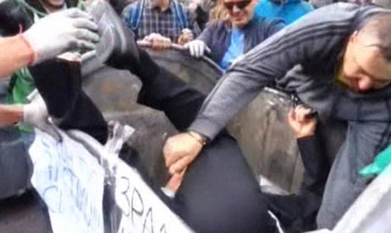 اوكرانيون يلقون الوزراء والمسؤولين الفاسدين في حاويات القمامة.. فيديو صورة رقم 5