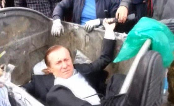 اوكرانيون يلقون الوزراء والمسؤولين الفاسدين في حاويات القمامة.. فيديو صورة رقم 6