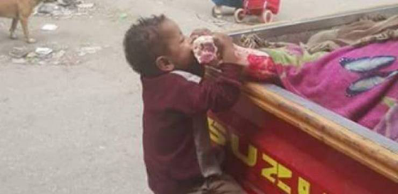 صورة طفل يتيم يحاول قضم لحم نيئ محمّل على سيارة تبكي مصر صورة رقم 1