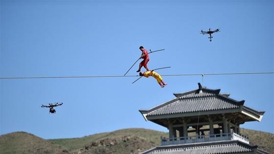 صيني يمشي مسافة 1800 متر على حبل وينفذ حركات بهلوانية.. فيديو صورة رقم 4