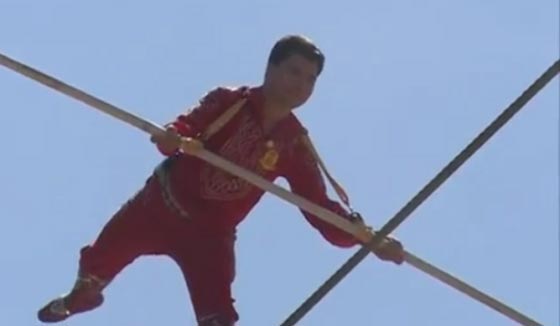 صيني يمشي مسافة 1800 متر على حبل وينفذ حركات بهلوانية.. فيديو صورة رقم 1
