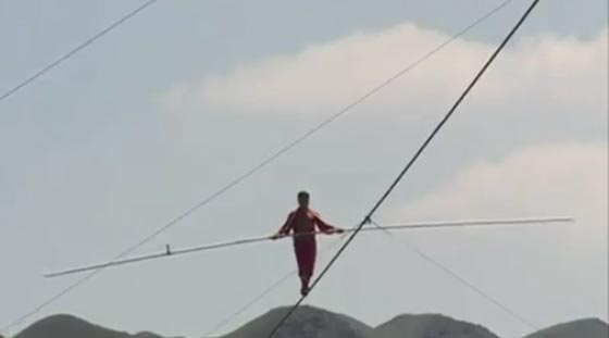 صيني يمشي مسافة 1800 متر على حبل وينفذ حركات بهلوانية.. فيديو صورة رقم 2