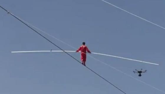 صيني يمشي مسافة 1800 متر على حبل وينفذ حركات بهلوانية.. فيديو صورة رقم 3