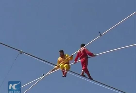 صيني يمشي مسافة 1800 متر على حبل وينفذ حركات بهلوانية.. فيديو صورة رقم 5