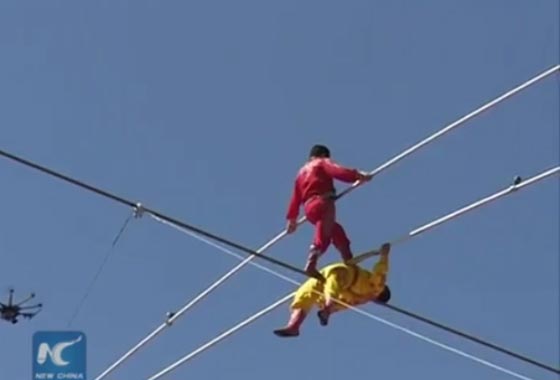 صيني يمشي مسافة 1800 متر على حبل وينفذ حركات بهلوانية.. فيديو صورة رقم 6