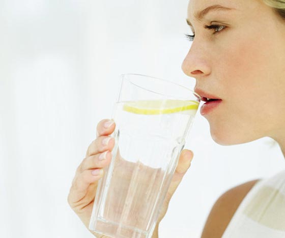 10 اسباب تجعلك تحرص على تناول الماء بالليمون صباحا صورة رقم 1